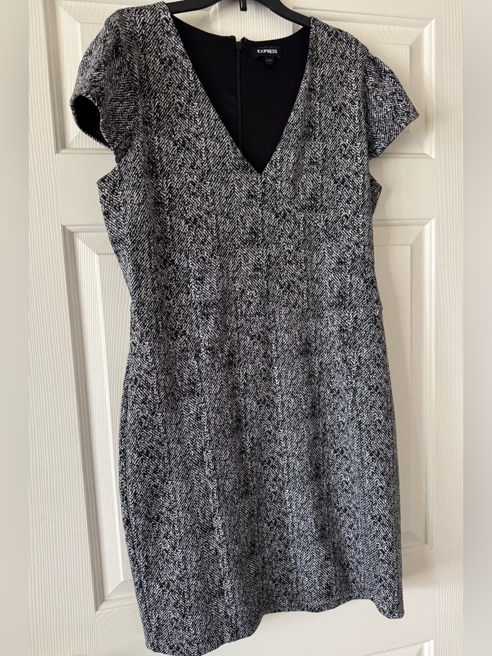 Express Black & White V-Neck Textured Midi Dress women’s size large
